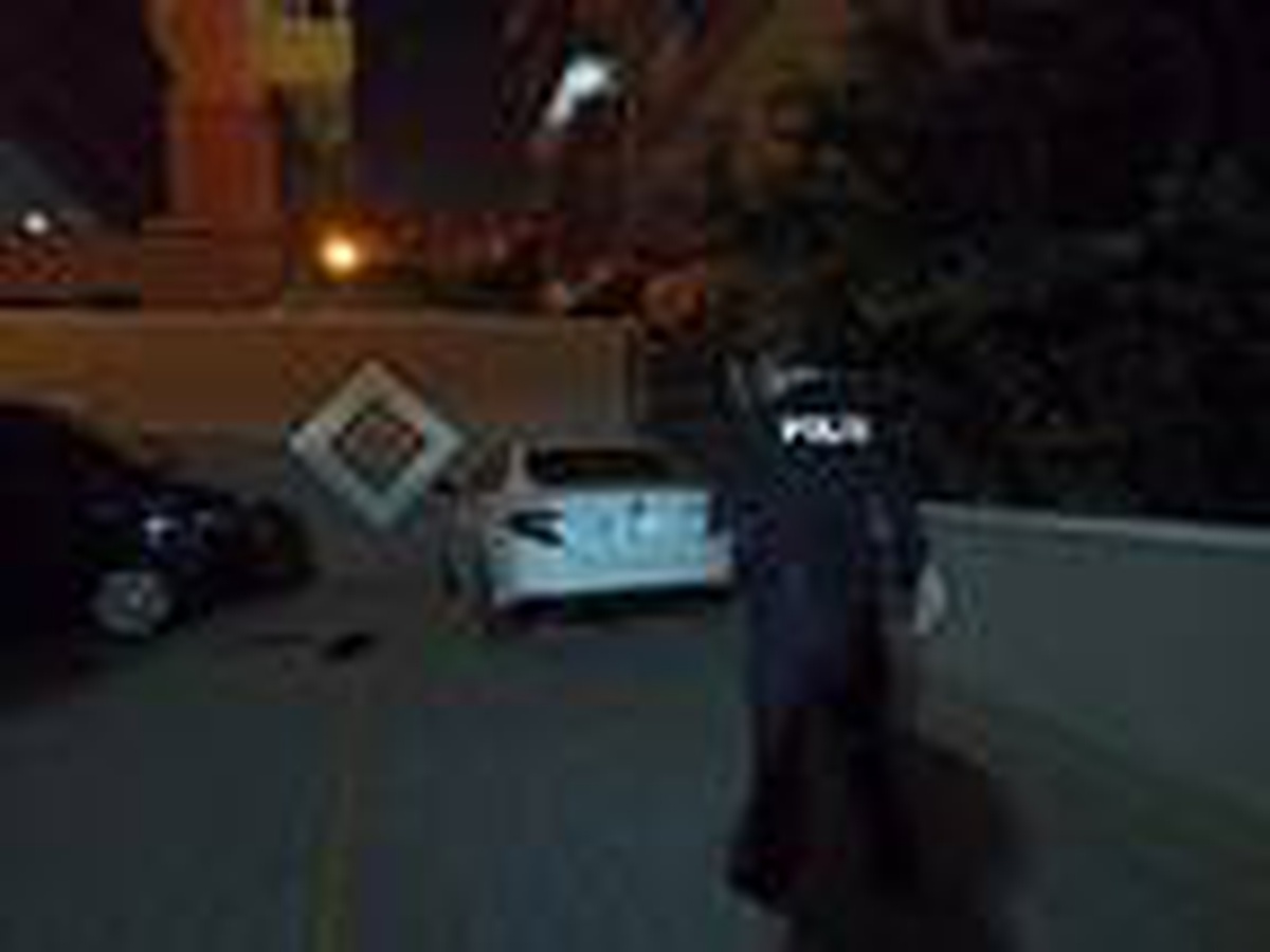 Son dakika: Polis otomobiline çarpan alkollü sürücü otoparkta yakalandı