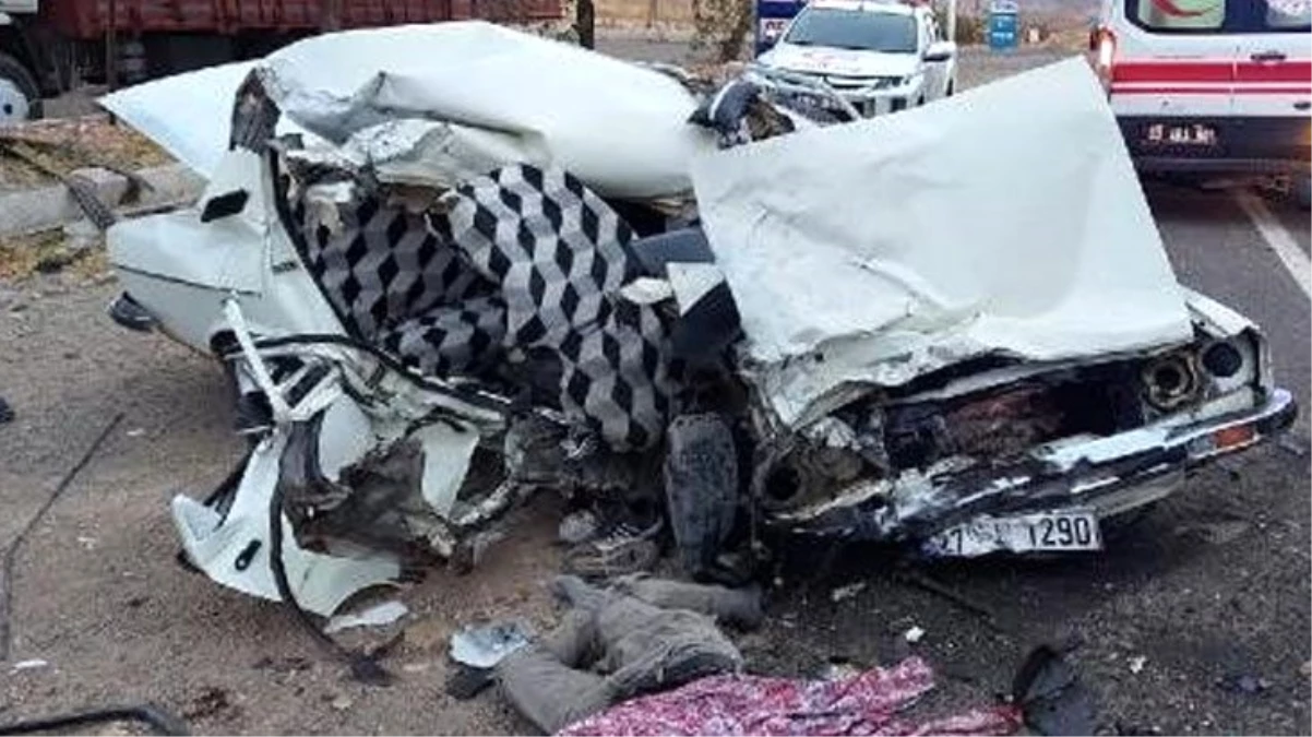 Şanlıurfa\'da tır ile otomobil çarpıştı: 2 kişi öldü, 1 kişi yaralandı
