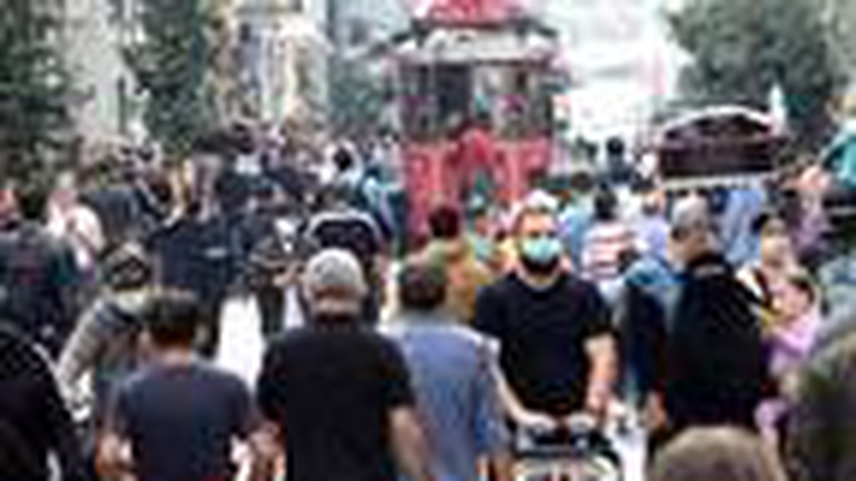 Son dakika haber | Taksim ve İstiklal Caddesi\'nde koronavirüse rağmen dikkat çeken kalabalık
