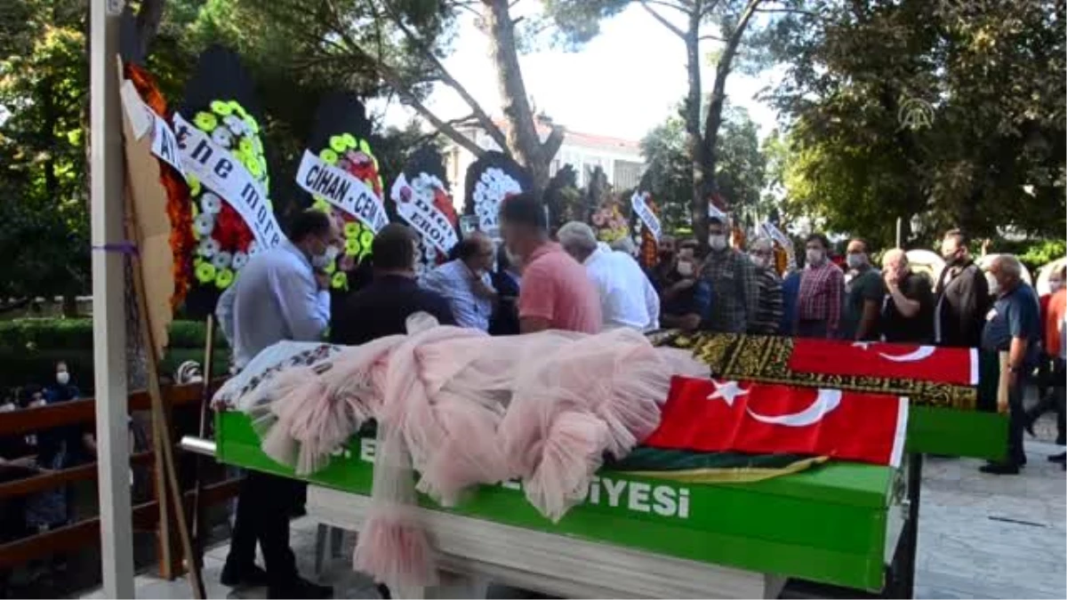 Son dakika... Trafik kazasında hayatını kaybeden anne ile kızı son yolculuğuna uğurlandı