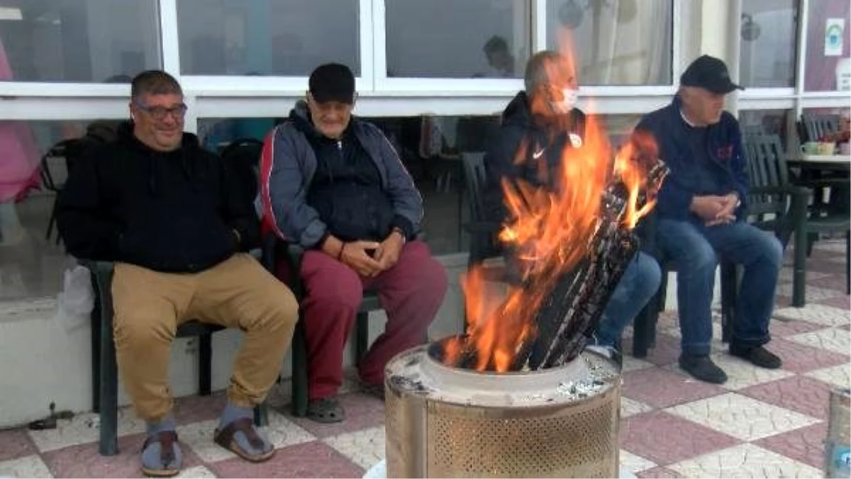 Son dakika haberleri... Yazlıkçılar kışın da İstanbul\'a dönmüyor; odun kırıp ateş yakıyorlar