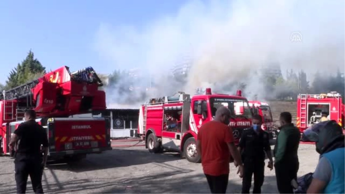 Son dakika! Bakırköy\'de halı saha deposunda yangın