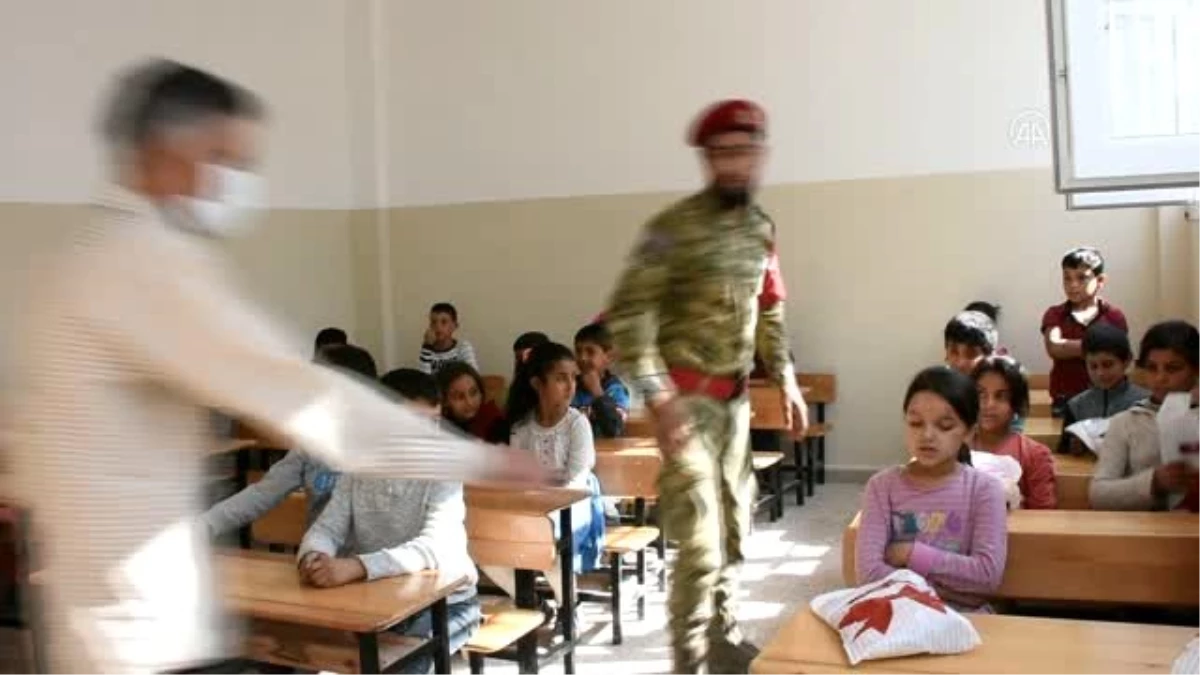 Barış Pınarı Bölgesi\'nde Askeri Polis Teşkilatı, öğrencilerin yüzünü güldürdü - TEL