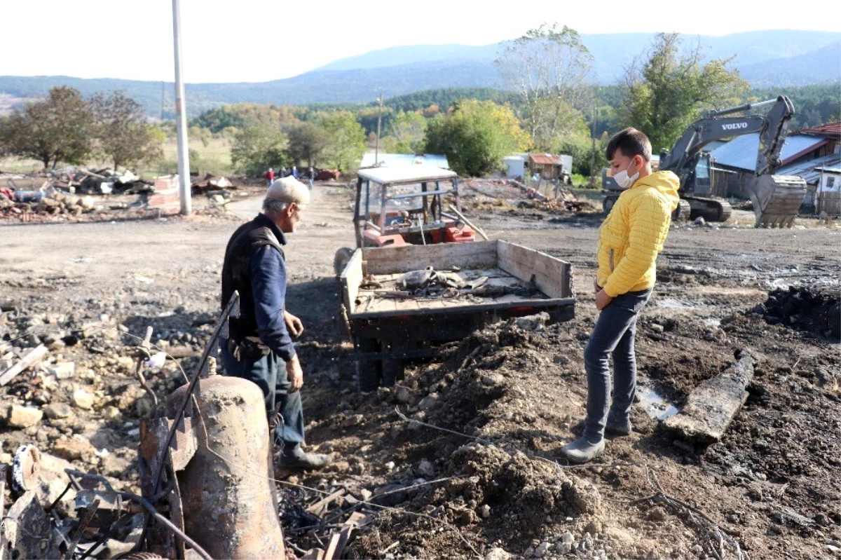 Bolu\'da 12 evin yandığı köyde enkaz kaldırma çalışması başladı