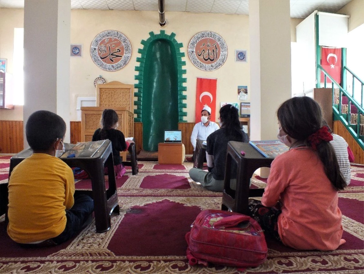 Elazığ\'da cami depremzede öğrencilerin eğitim yuvası oldu