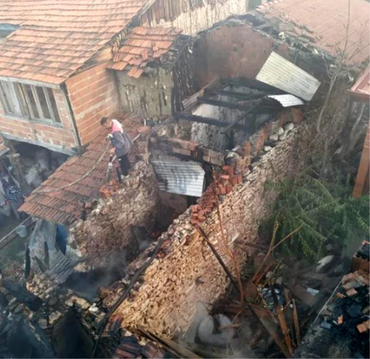 Kütahya\'da 2 katlı ev yandı