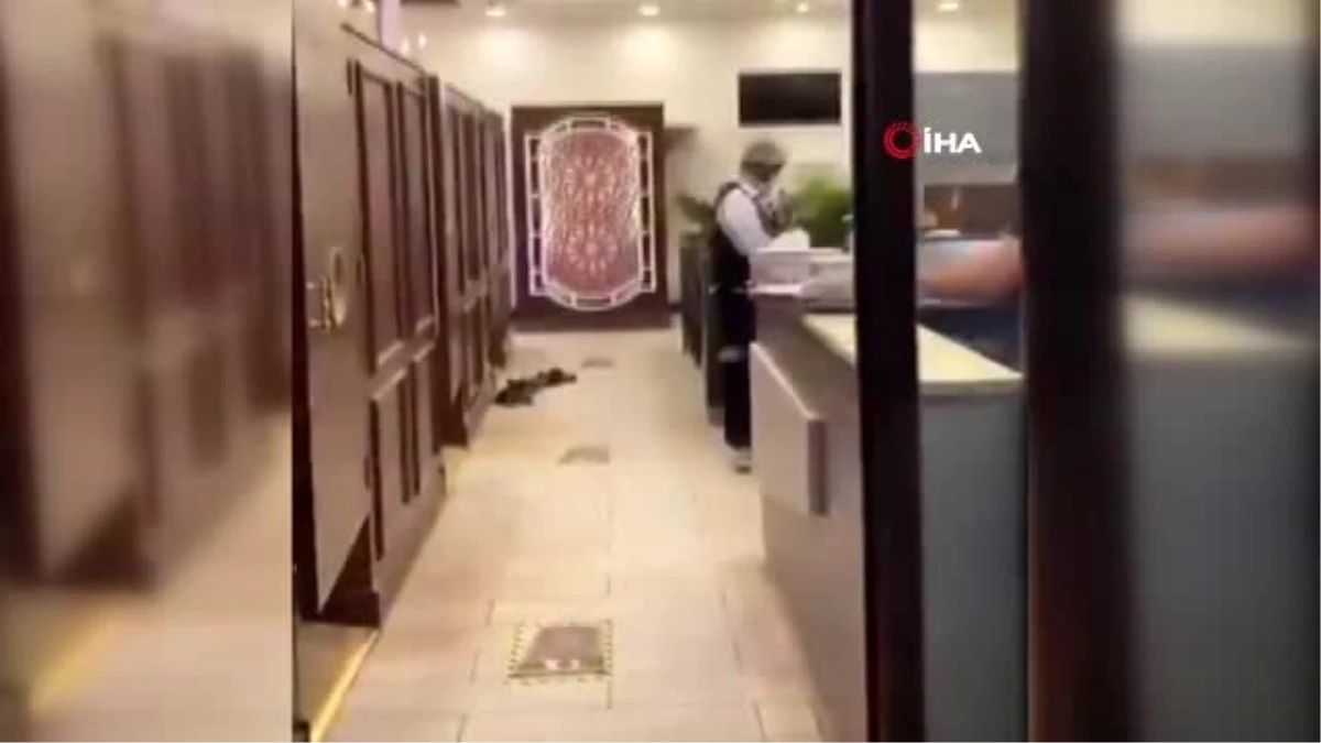 Kuveyt\'te Macron\'un fotoğrafı bir restoranın giriş zeminine yapıştırıldı