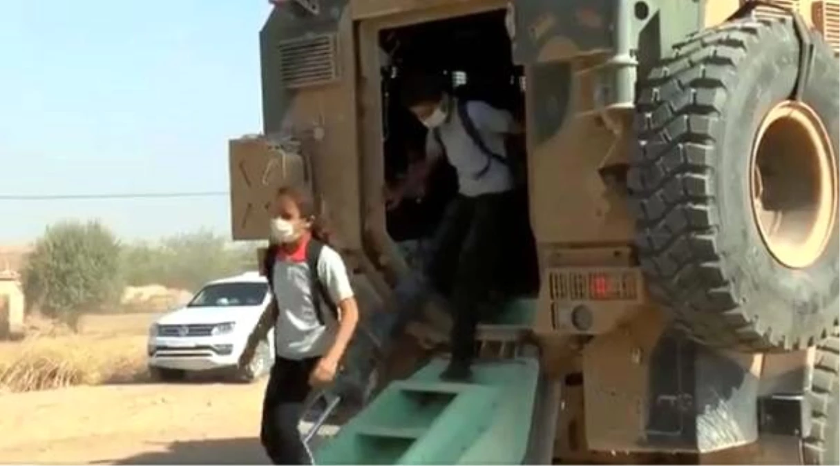 Son dakika haberleri! Mehmetçik Rasulayn\'daki çocukları mayın ve EYP\'lere karşı zırhlı araçlarla okula taşıyor