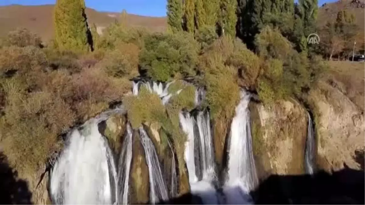 Muradiye Şelalesi sonbahar renkleriyle büyülüyor - VAN