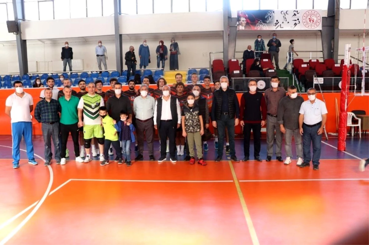 Şeref Koleji Erkek Voleybol Takımı dolu dizgin