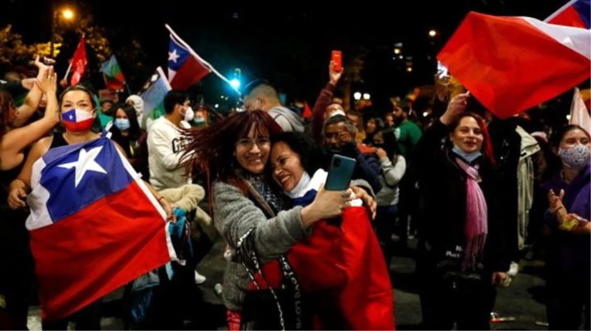 Şili\'de halk, Pinochet devrinden kalma anayasanın yeniden yazılmasına \'Evet\' dedi