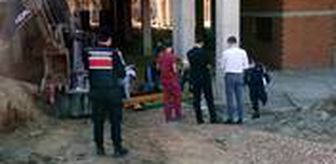 Devrilen iş makinesinin altında kalan işçi, feci şekilde can verdi