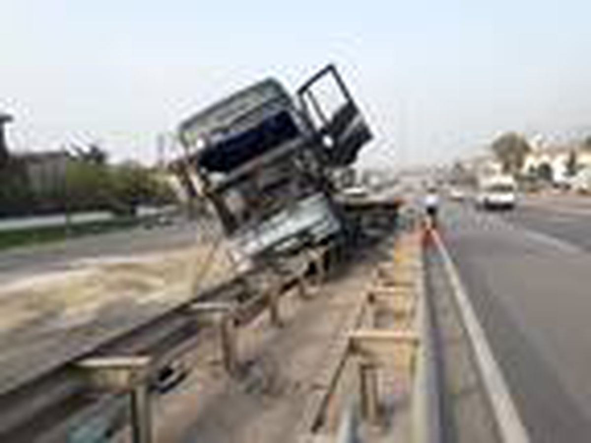 TIR, yol kenarındaki bariyerin üzerine çıktı