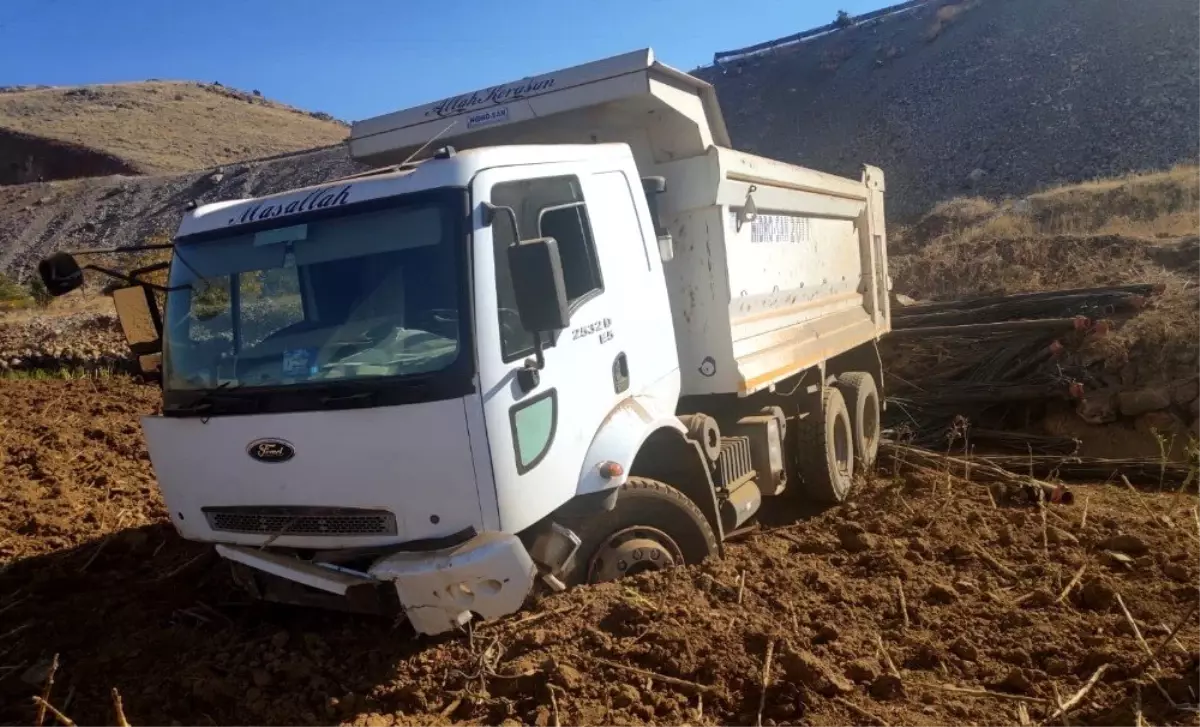 Traktörü sollamak isterken tarlaya uçtu