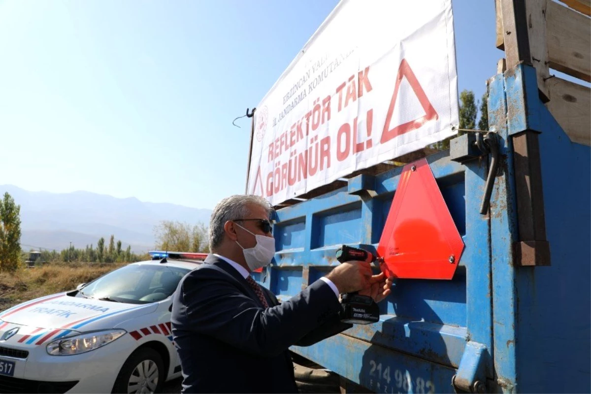 Son dakika haberi! Erzincan\'da kazaları önlemek amacıyla 300 traktöre reflektör dağıtıldı