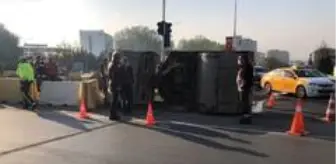 12 tonluk silindir aracı indirilirken düştü