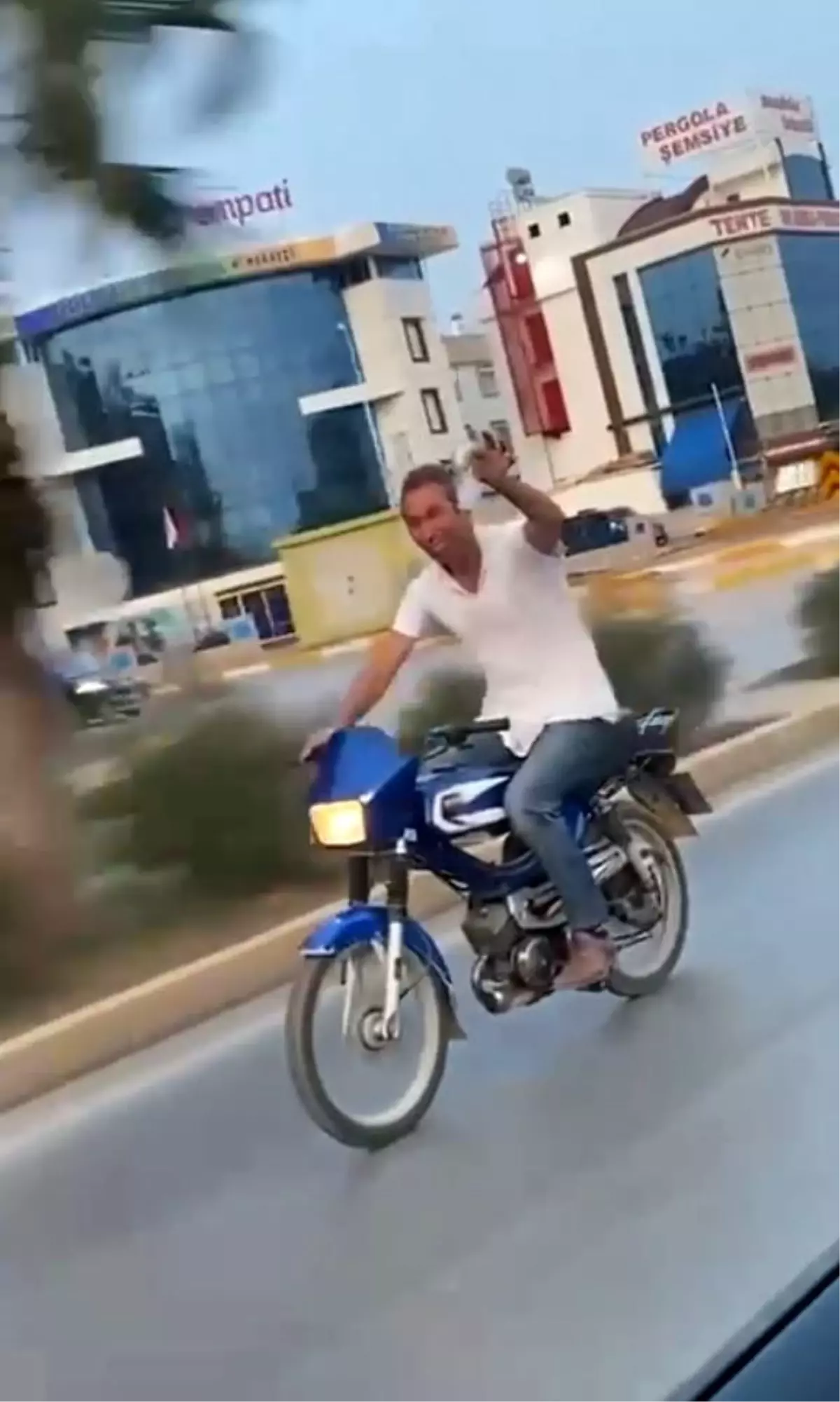 Alkol dolu bardakla motosiklet sürdü, kendisini çekenlere \'şerefe\' dedi