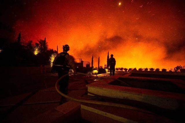 California'da yangınlar nedeniyle 100 bin kişiye tahliye emri