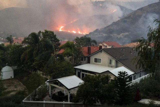 California'da yangınlar nedeniyle 100 bin kişiye tahliye emri