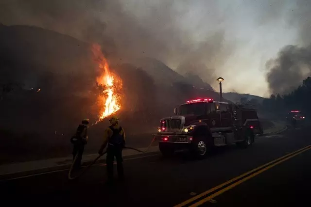 California'da yangınlar nedeniyle 100 bin kişiye tahliye emri