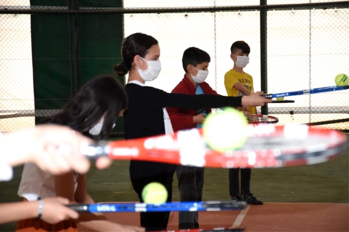 Diyarbakır\'da Bilgi Evi öğrencilerine tenis kursu