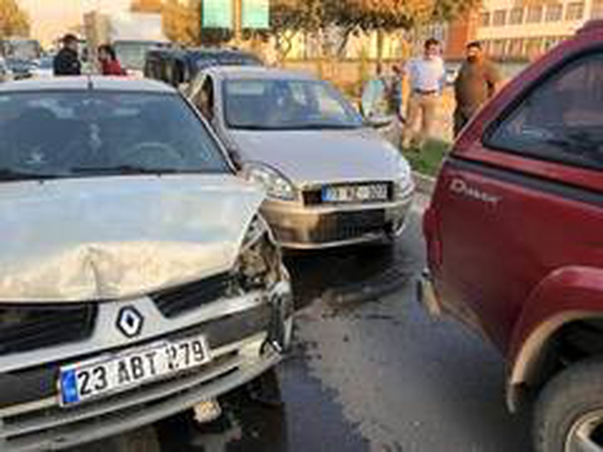 Son dakika... Elazığ\'da zincirleme kaza, 5 araç birbirine girdi