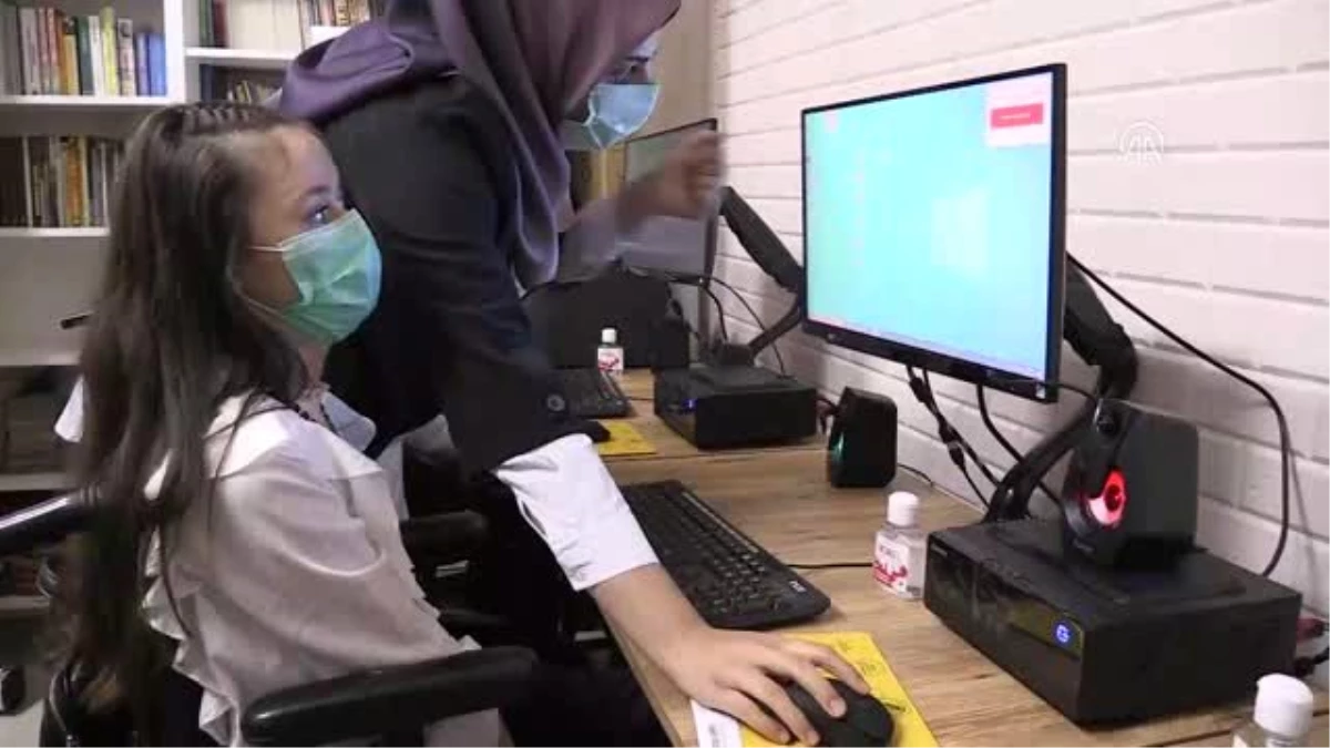 Engelliler için gözle bilgisayar kullanma kursu açıldı
