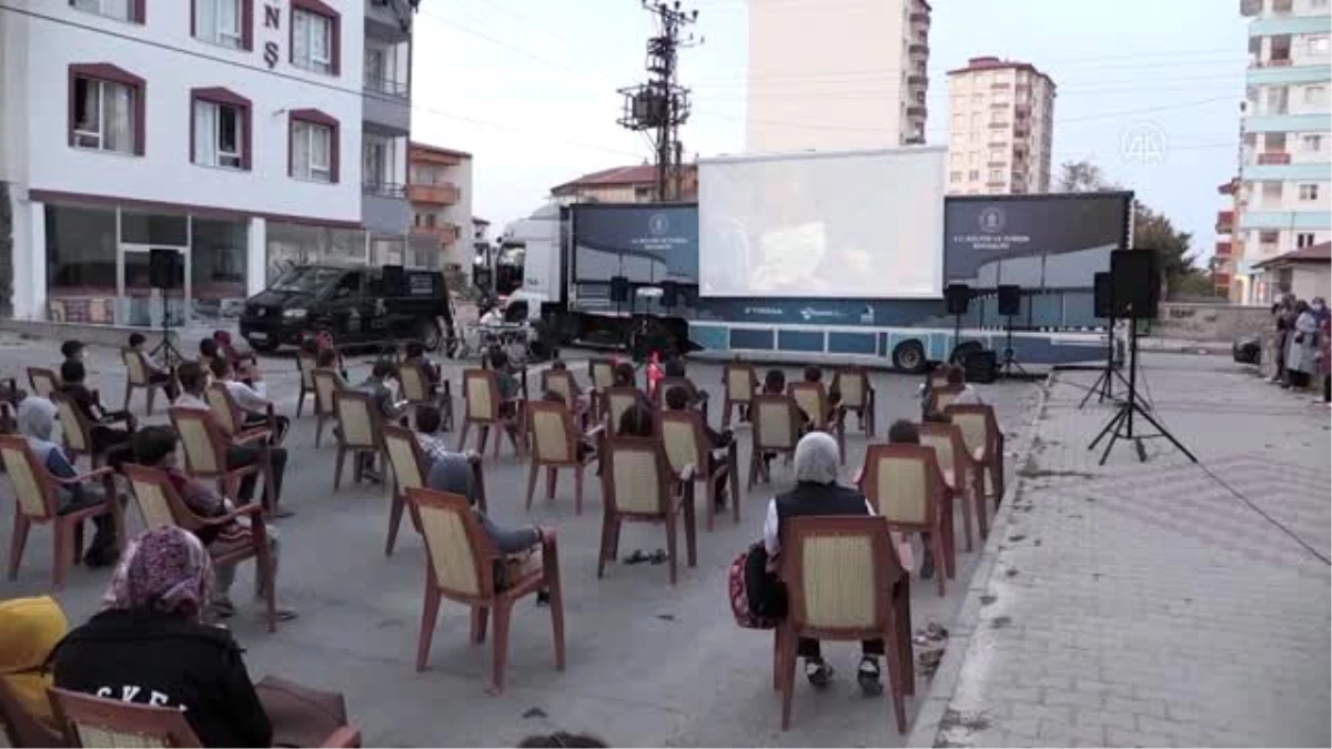 "Gezen Sinema Tırı" sinemaseverlerle buluştu