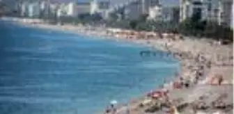 Hava sıcaklığı 29 dereceyi buldu, Konyaaltı Sahili doldu