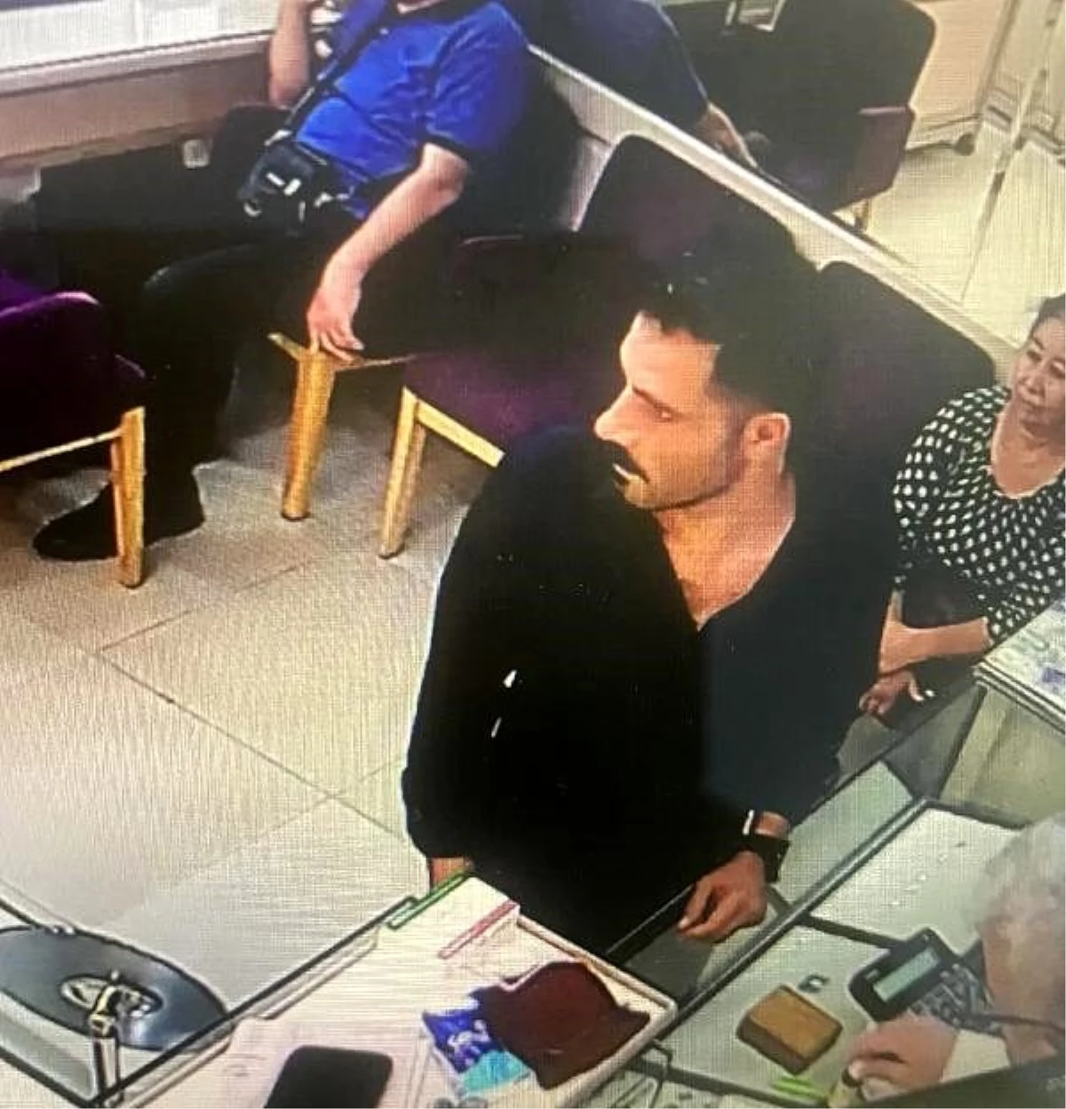 Kadıköy\'de sahte altın diş satarak dolandırıcılık yapan 4 kişi yakalandı