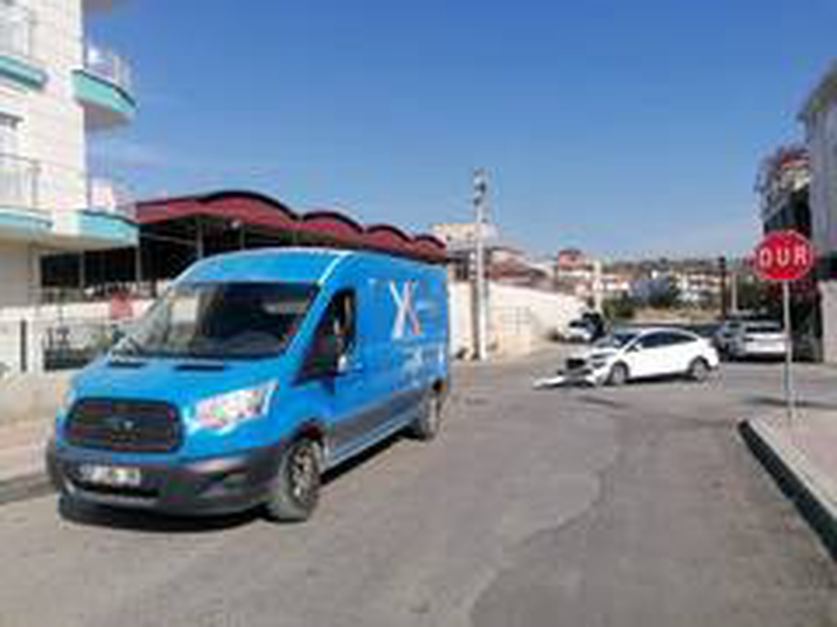 Kargo aracıyla otomobil çarpıştı: 1 yaralı