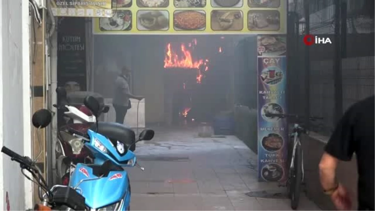 Caddedeki depo yangını korkuttu, vatandaşlar alevleri görüntülemek için yarıştı
