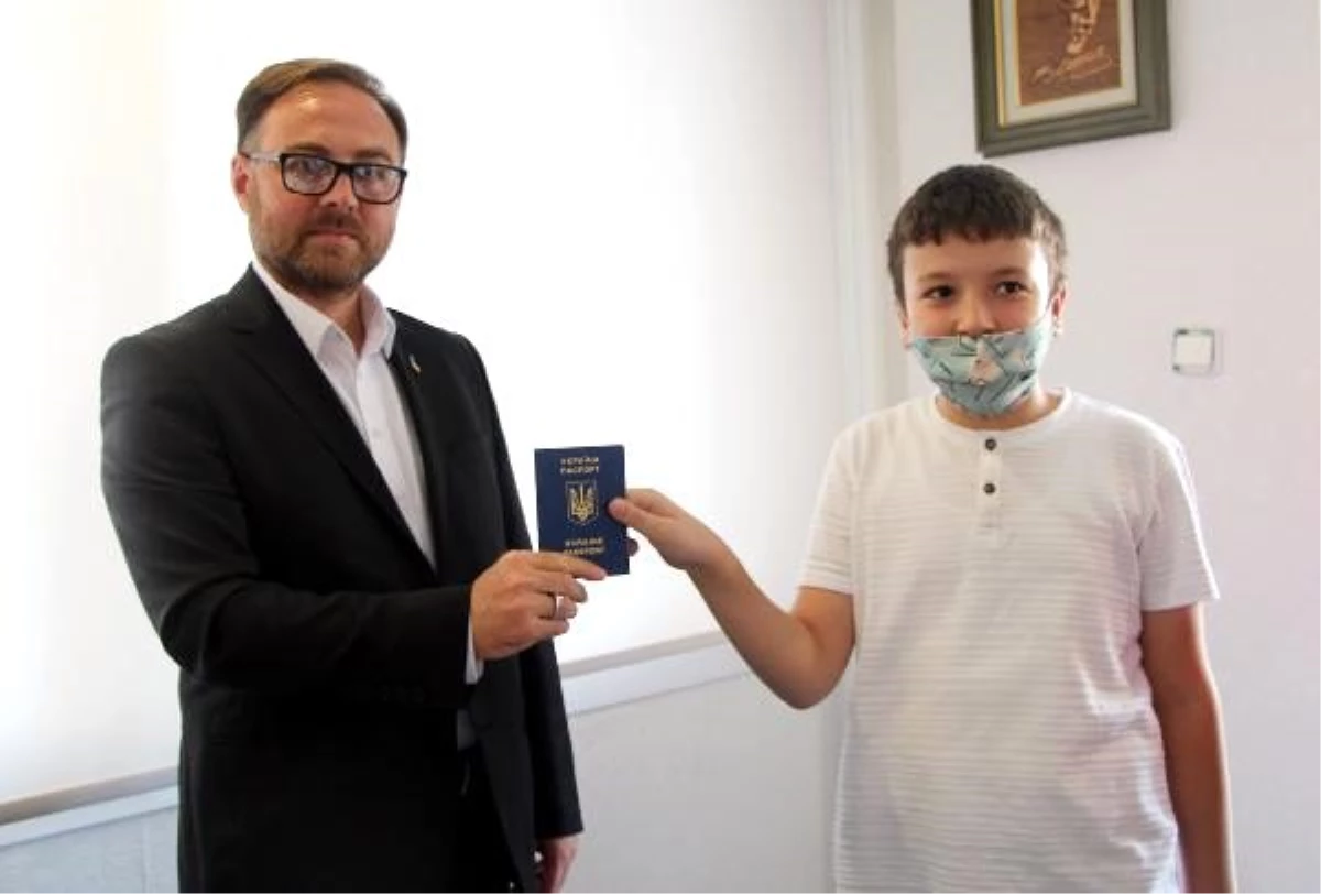 Konsolos Adana\'ya geldi, Türklerle evlilikten olan 10 çocuğa Ukrayna vatandaşlığı verildi