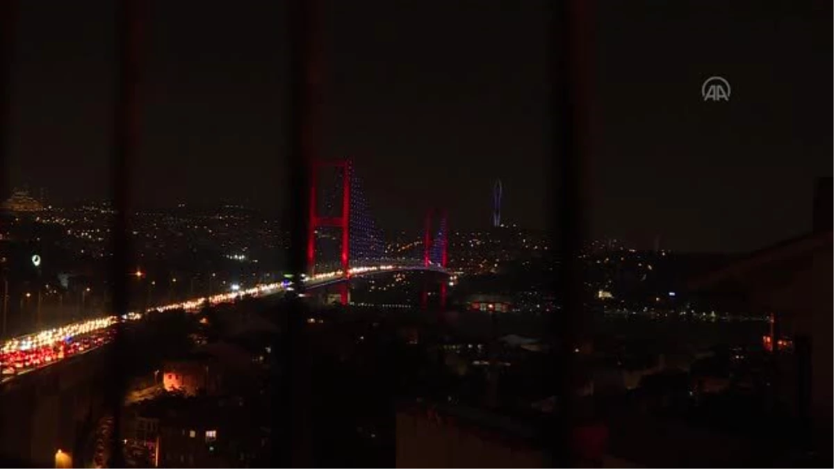 Küçük Çamlıca Radyo ve TV Kulesi\'ne Türk bayrağı yansıtıldı