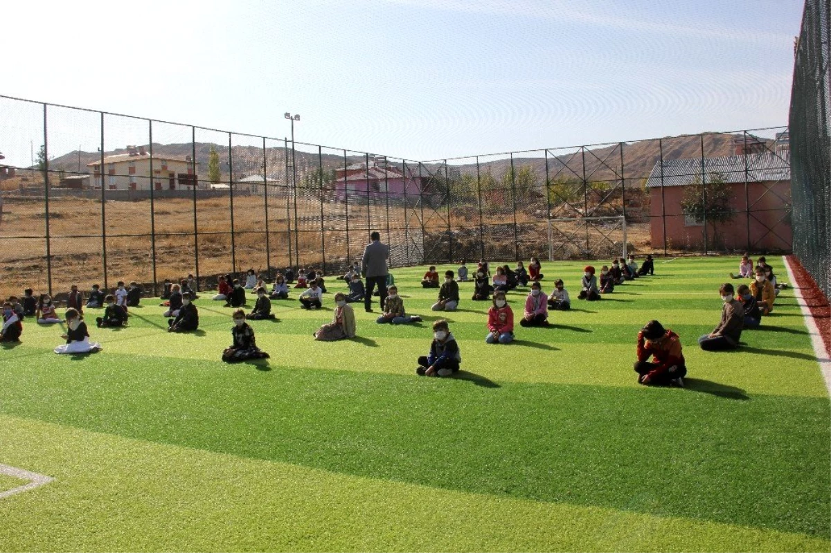 Son dakika haber... Öğrencilere halı sahada Peygamber Efendimizin çocuk sevgisi anlatıldı