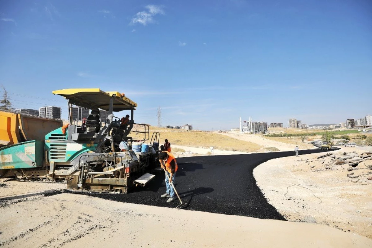 Osmangazi Mahallesi\'nde yeni açılan yollar asfaltlanıyor