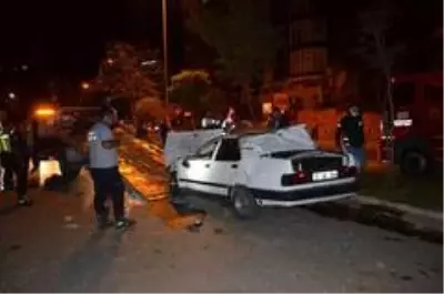 Otomobil önce ağaca sonra direğe çarptı: 2 yaralı Otomobil önce ağaca sonra direğe çarptı: 2 yaralı