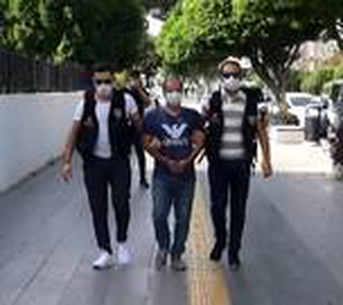 Son dakika... Polisi görünce uyuşturucu maddeyi attı, kaçamadı