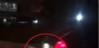 Yakıtı biten otomobilin, başka bir otomobille itilme anı kamerada