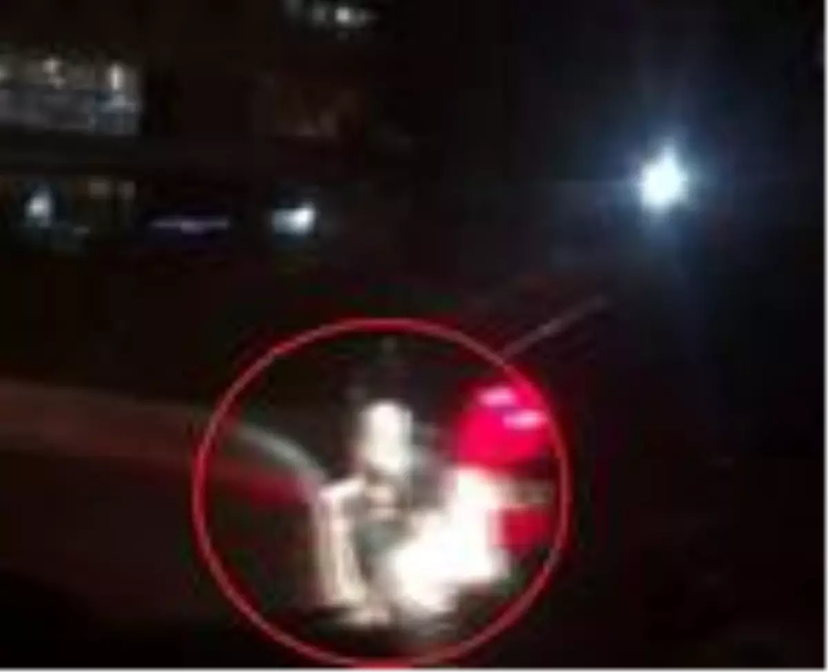 Yakıtı biten otomobilin, başka bir otomobille itilme anı kamerada