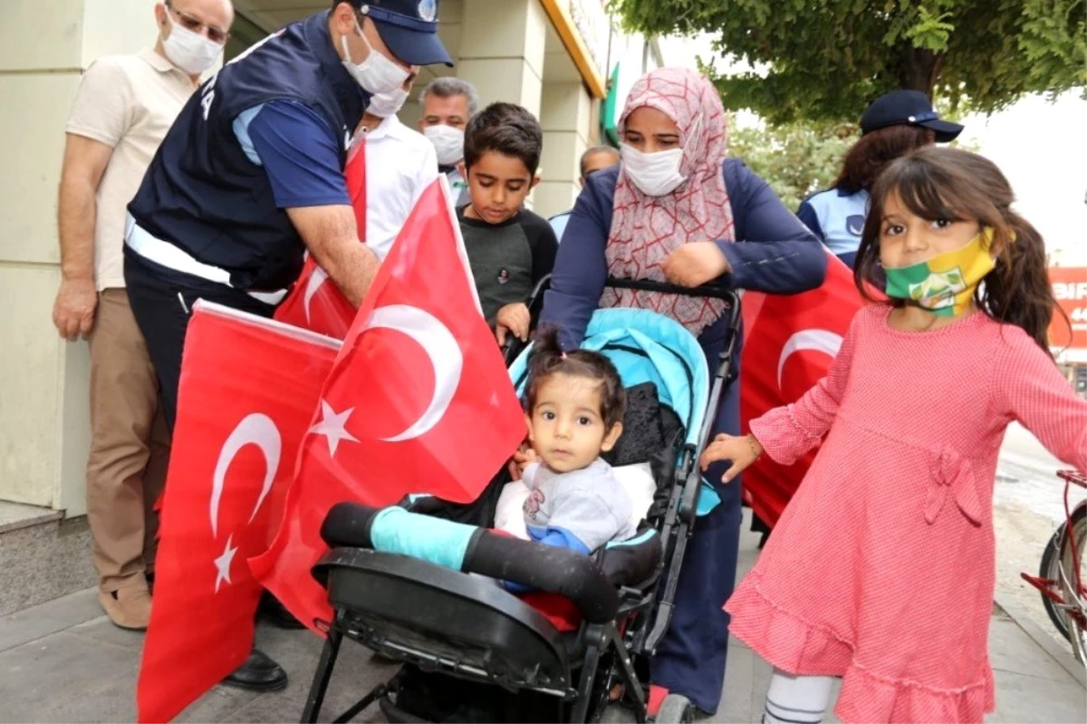 Adıyaman\'da Türk Bayrağı dağıtıldı