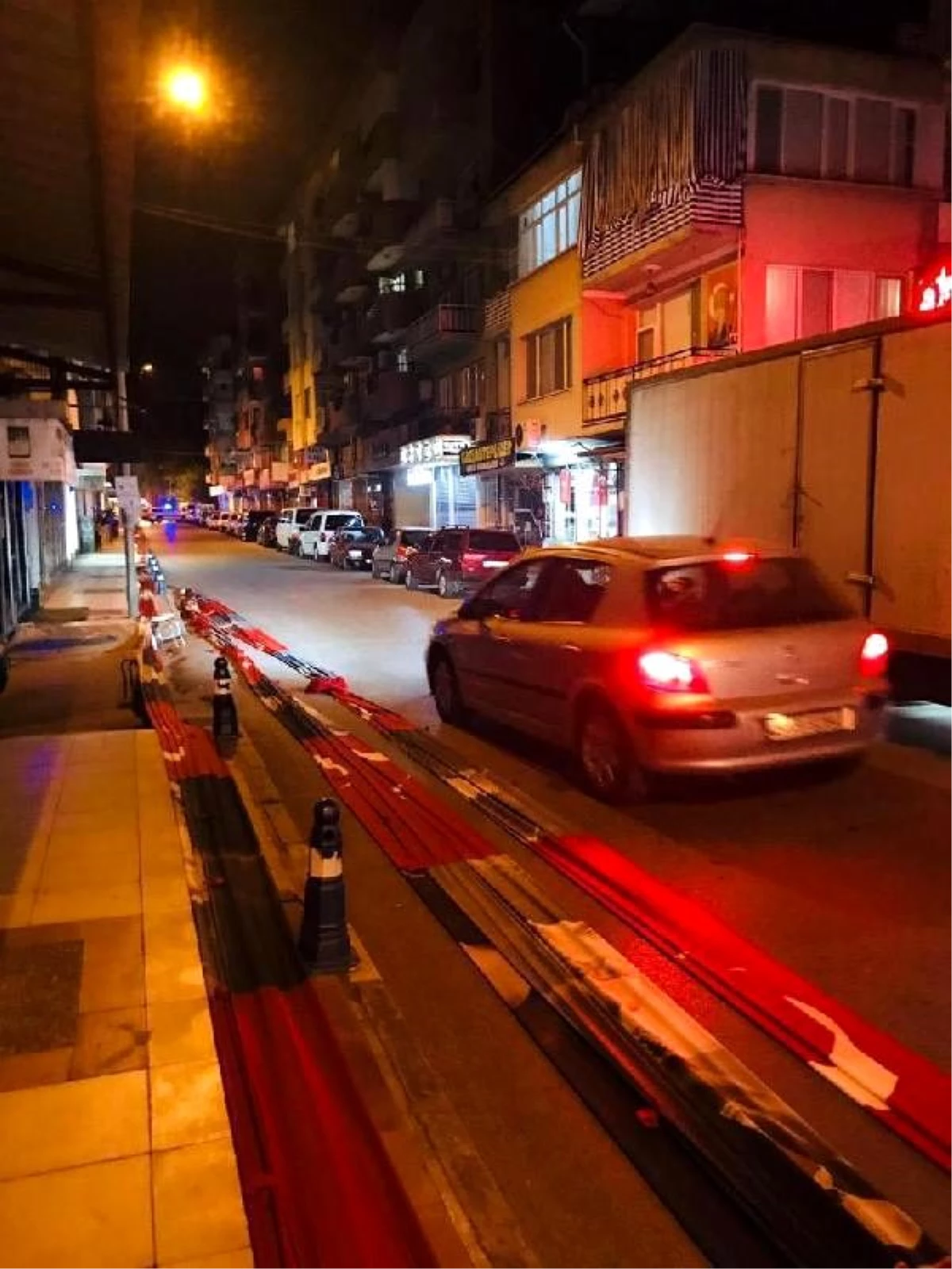 Alaşehir\'de Türk bayrağının caddeye serilmesine tepki