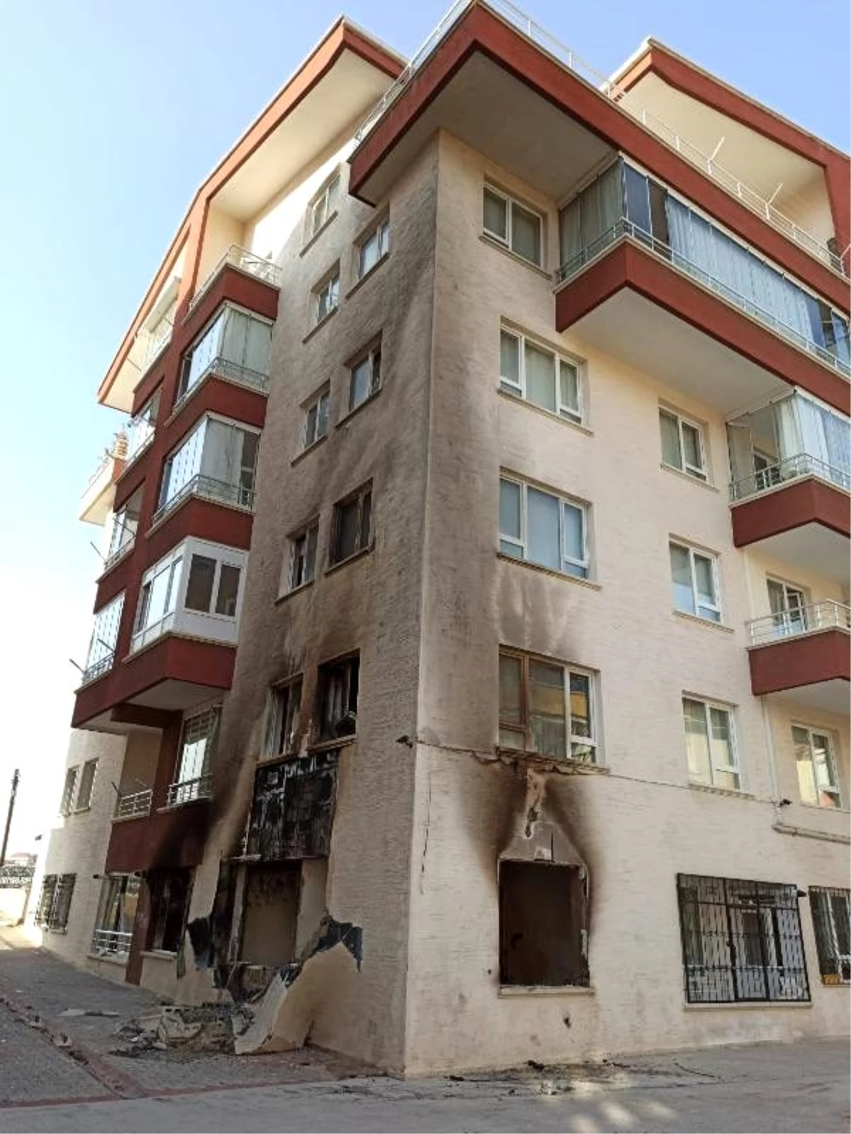 Ankara\'da apartmanın zemin katında doğal gaz patladı: 3 yaralı (2)