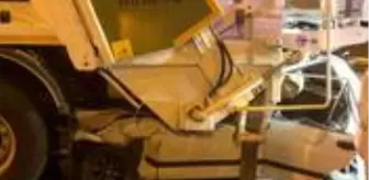 Ankara'da feci kaza! Otomobil duran çöp kamyonunun altına girdi