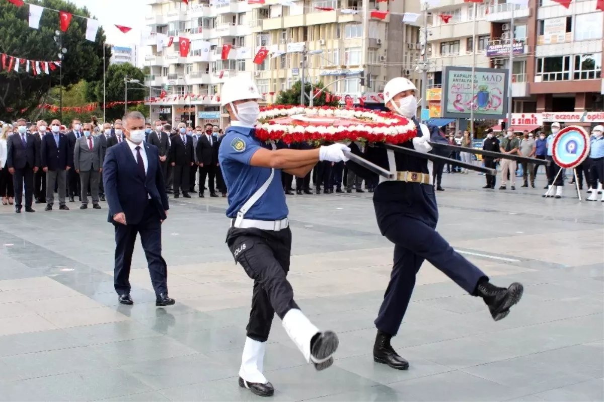 Antalya\'da 29 Ekim Cumhuriyet Bayramı kutlamaları pandemi kuralları çerçevesinde başladı