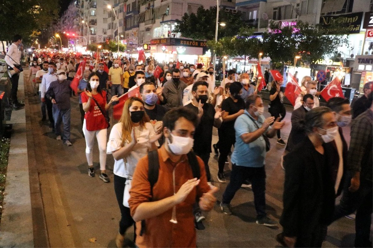 Antalya\'da meşaleli cumhuriyet yürüyüşü