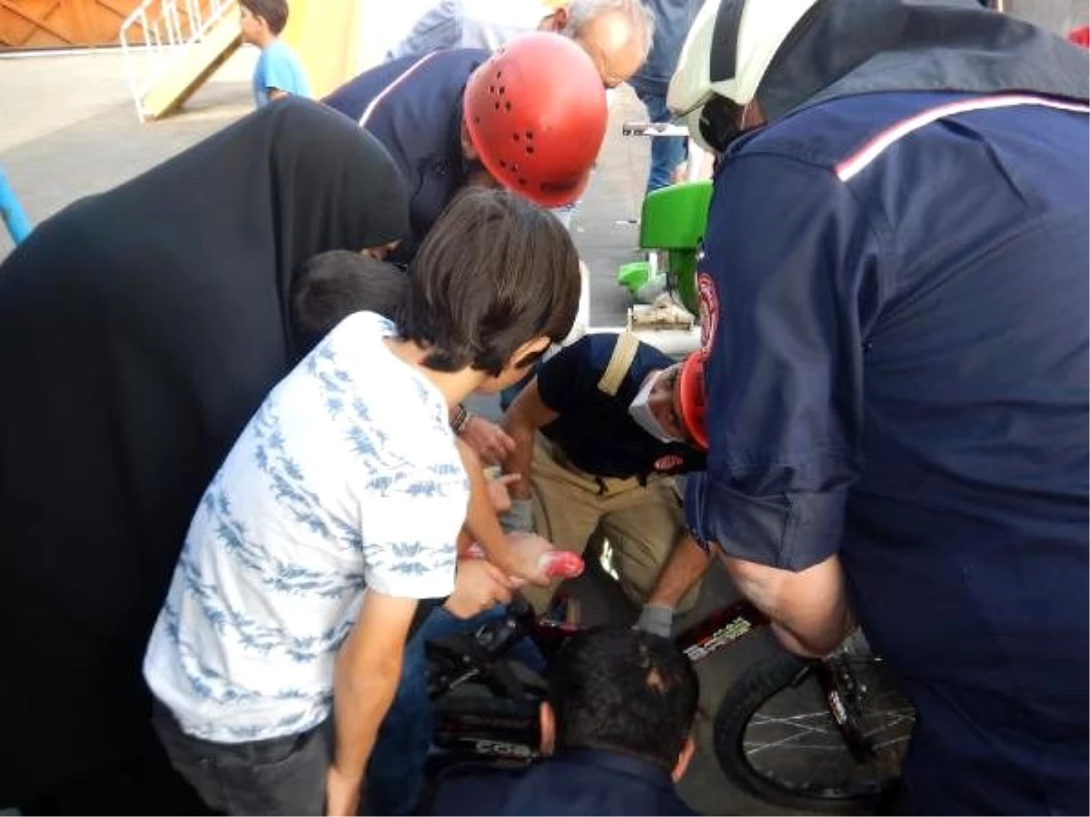 Arnavutköy\'de ayağı bisiklete sıkışan çocuğu itfaiye kurtardı