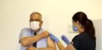 Aşı gönüllüsü profesöre, Çin aşısının ikinci dozu yapıldı