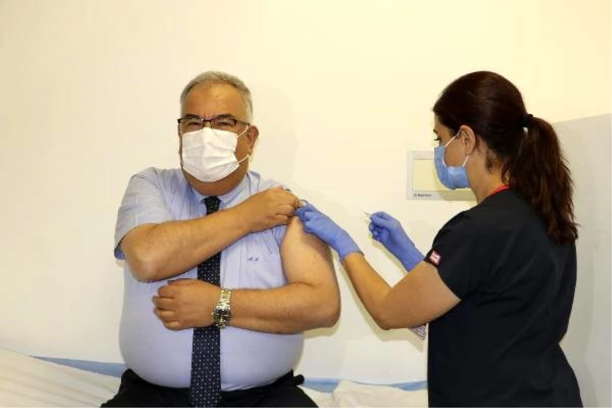 Aşı gönüllüsü profesöre, Çin aşısının ikinci dozu yapıldı
