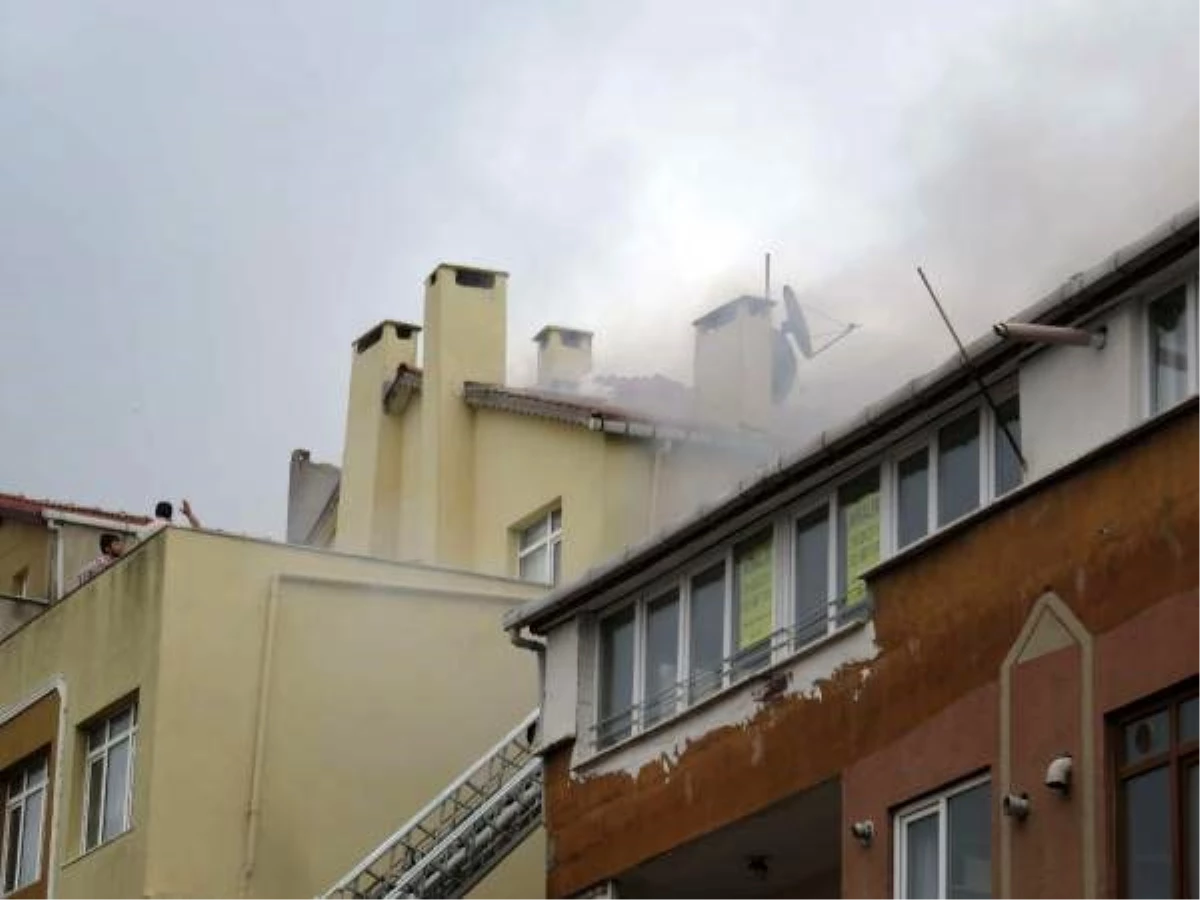 Ataşehir\'de  3 katlı binanın çatısı alev alev yandı